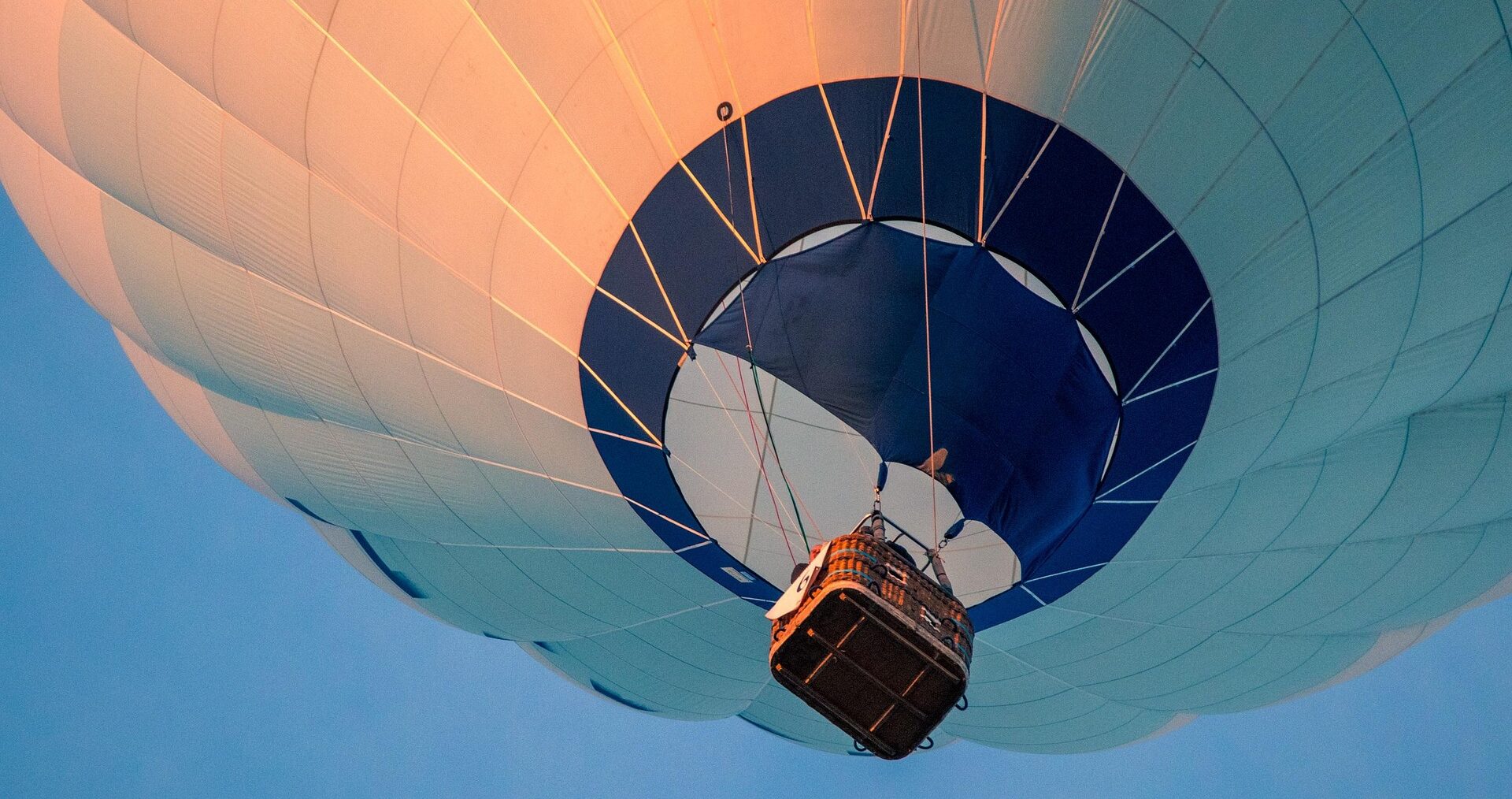 hot-air-balloon-3648832_1920
