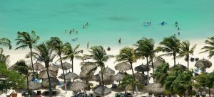 Nuevos vuelos directos impulsan el boom de Aruba este verano