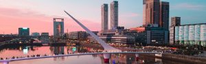 puerto-madero-punte-mujer-gente-atardecer1600x500