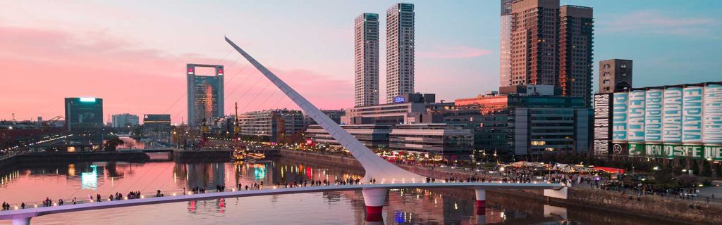 puerto-madero-punte-mujer-gente-atardecer1600x500